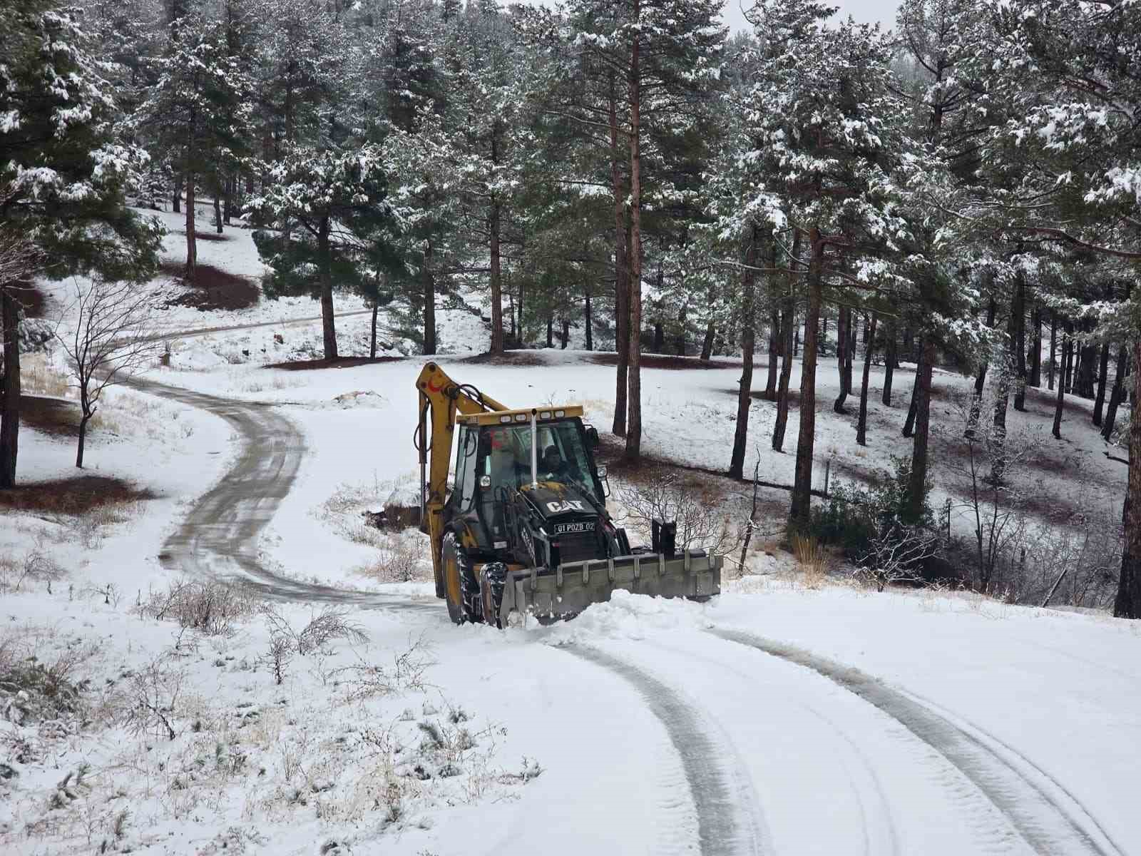 Pozantı&rsquo;da kar yağışı etkili oldu
