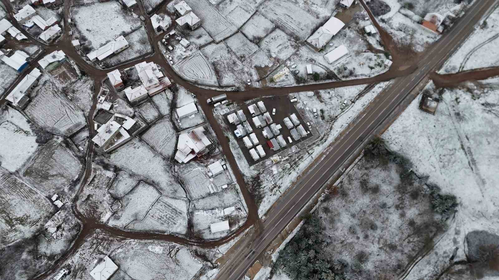 Sındırgı&rsquo;nın y&uuml;ksek kesimlerinde kar ve buzlanma etkisini artırdı
