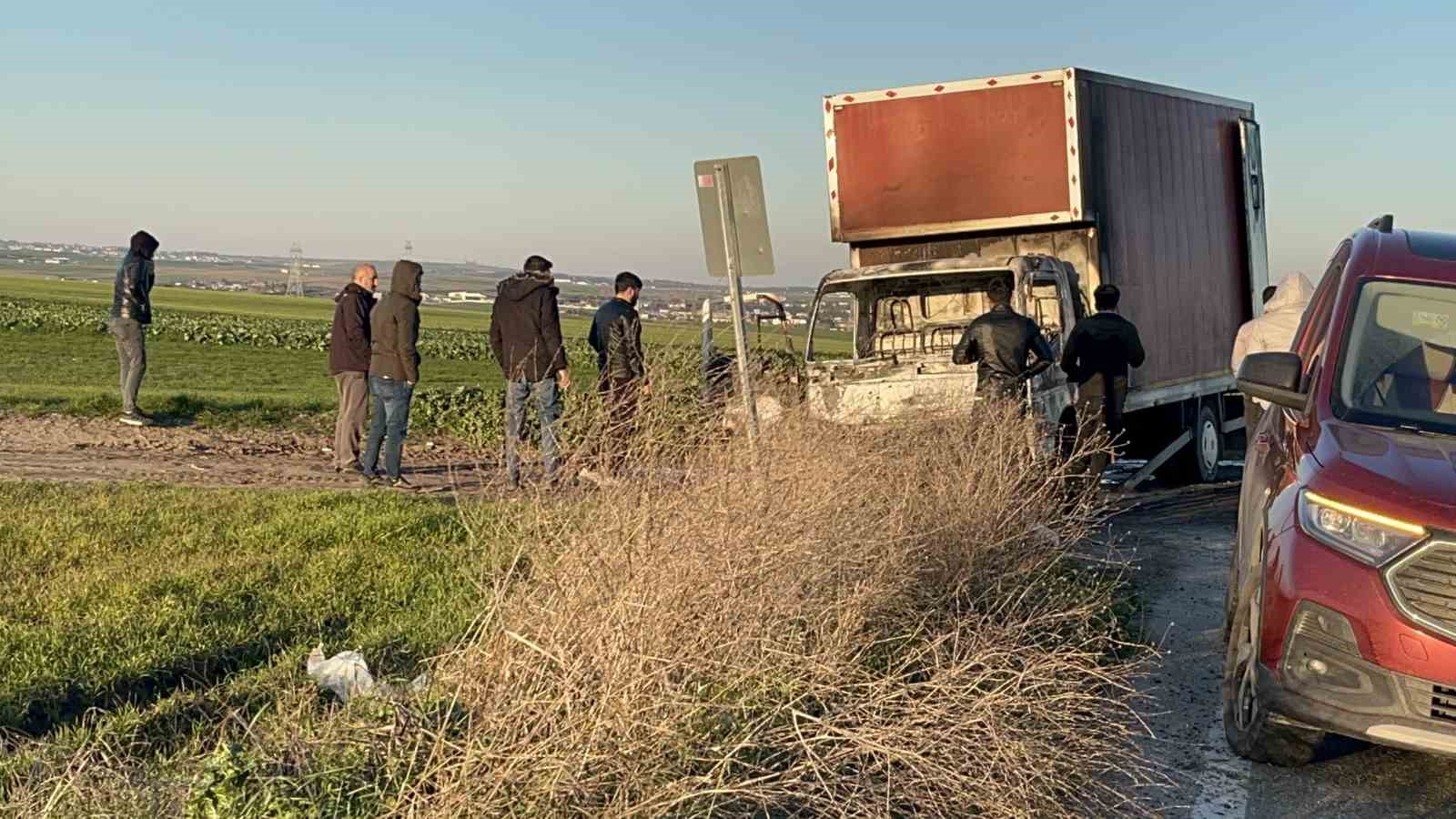 &Ccedil;orlu&rsquo;da yanan kamyonet demir yığınına d&ouml;nd&uuml;
