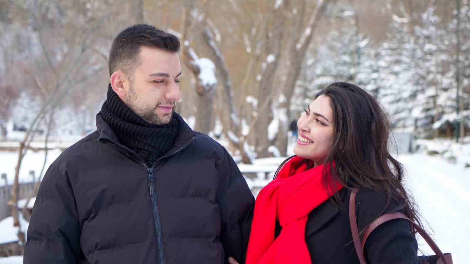 Karag&ouml;l Tabiat Parkı beyaza b&uuml;r&uuml;nd&uuml;, g&ouml;l&uuml;n y&uuml;zeyi buz tuttu
