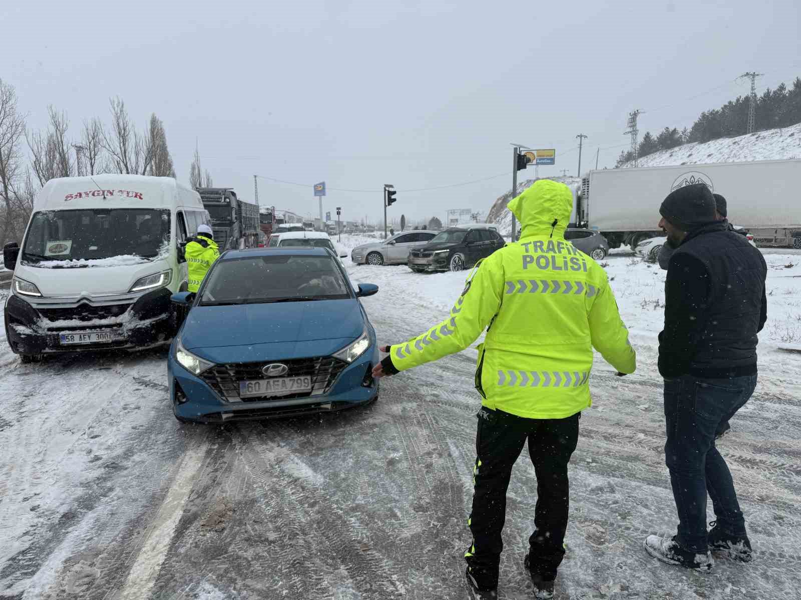 Sivas’ta etkili olan kar, hayatı durma noktasına getirdi