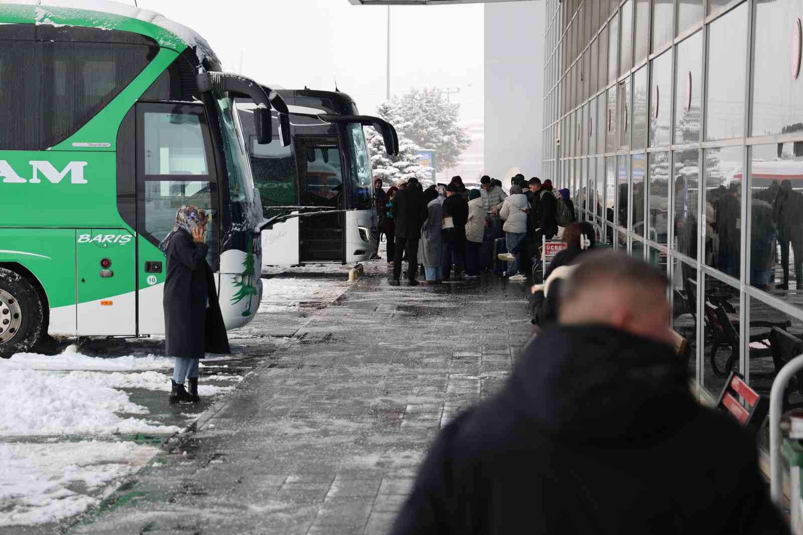 Sivas&rsquo;ta etkili olan kar, hayatı durma noktasına getirdi
