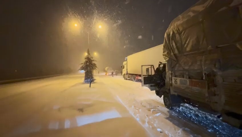 Elazığ’da kar yağışından dolayı araçlar yolda kaldı