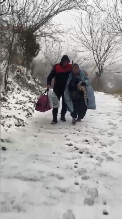 Osmaniye&rsquo;de kar nedeniyle mahsur kalan yaşlı kadın kurtarıldı
