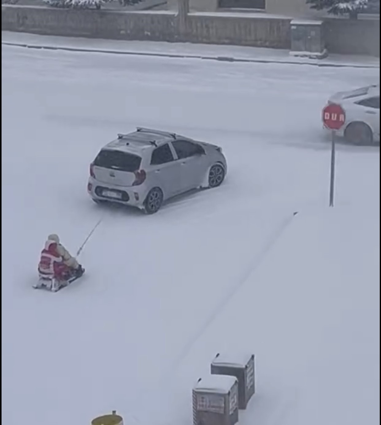 Kızağı araca bağlayıp çektiler, tehlikeli eğlence kameraya yansıdı