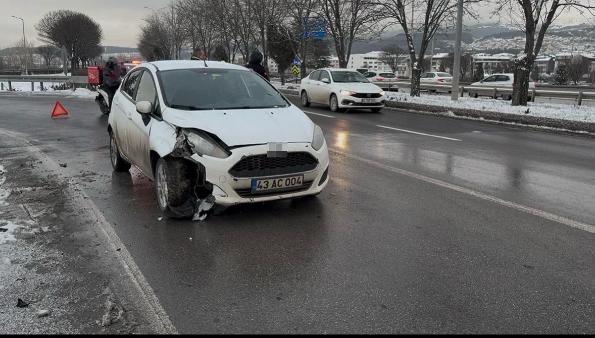 K&uuml;tahya&rsquo;da iki otomobil &ccedil;arpıştı: 1 yaralı
