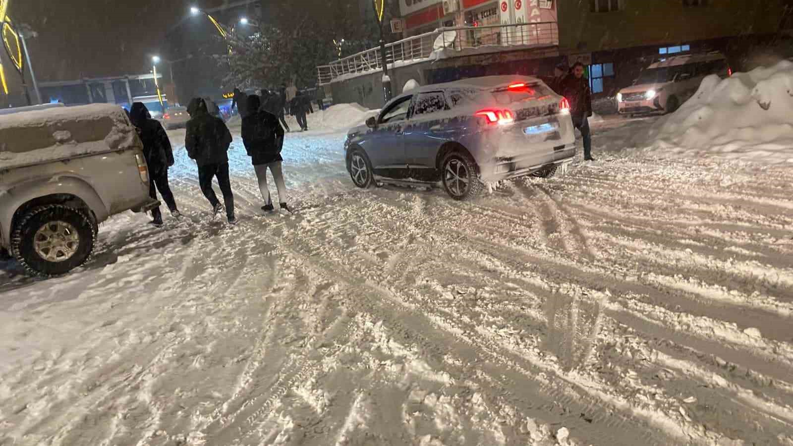 Hask&ouml;y&rsquo;de karda kayan ara&ccedil;lar kameraya yansıdı
