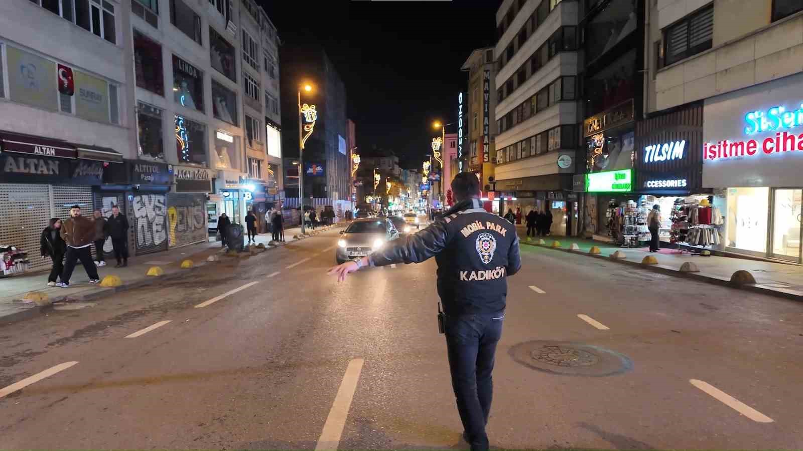 Yılbaşına saatler kala Kadıköy’de denetimler sürüyor