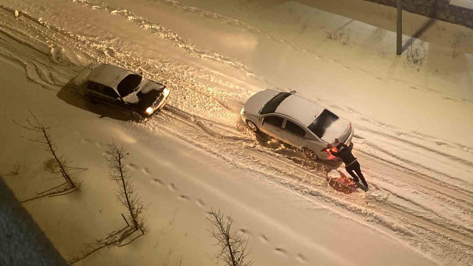 Yolda kalan ara&ccedil;ları el birliğiyle &ccedil;ıkardılar
