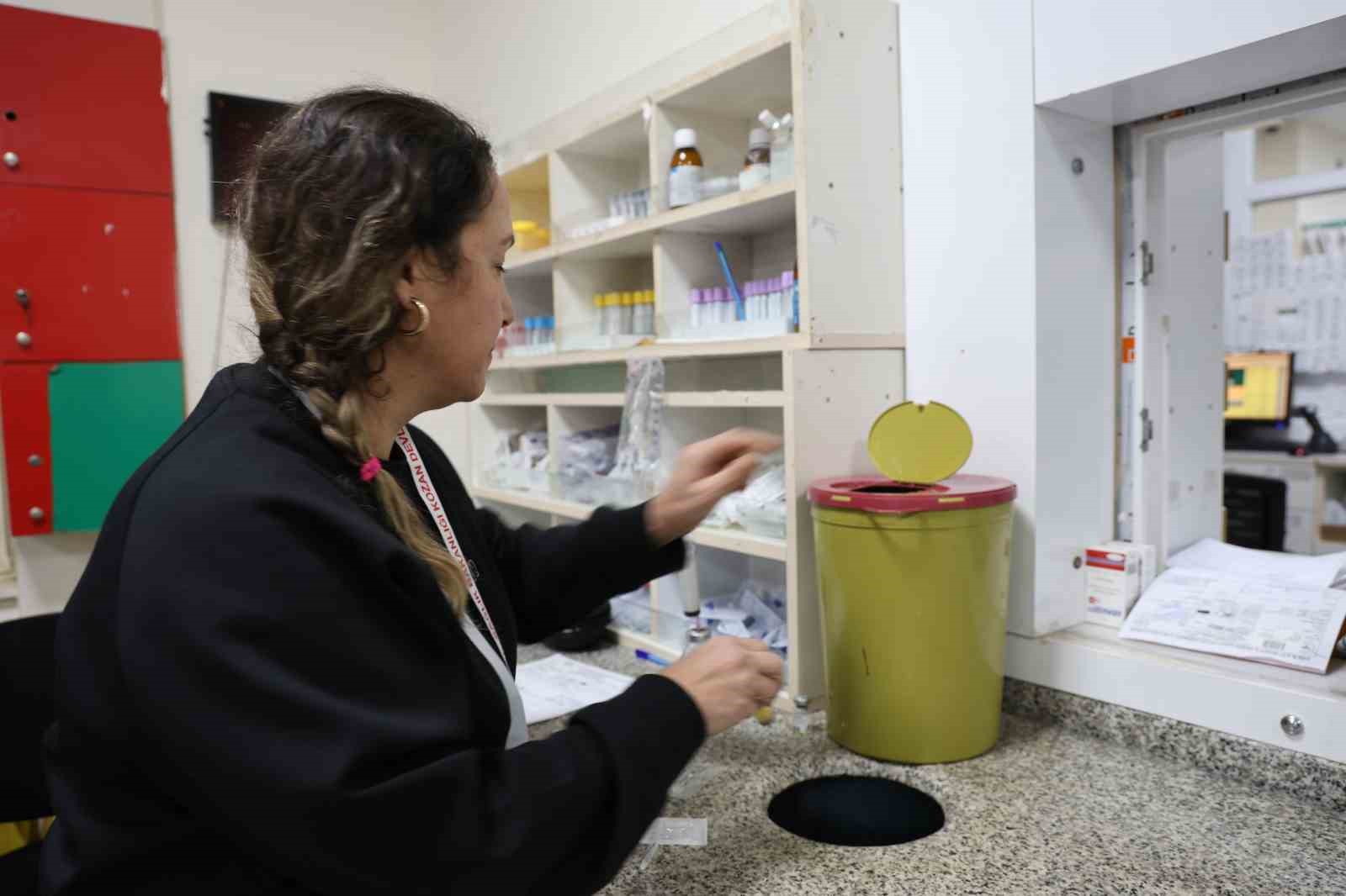 Sağlık &ccedil;alışanları yeni yıla şifa dağıtarak giriyor
