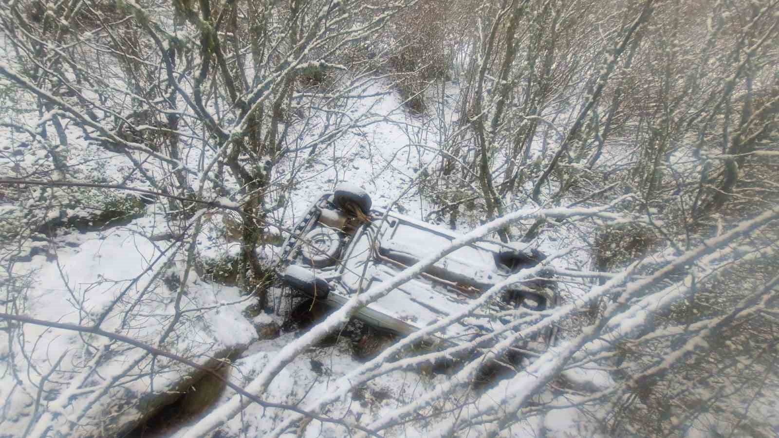 Kastamonu&rsquo;da hafif ticari ara&ccedil; şarampole yuvarlandı, s&uuml;r&uuml;c&uuml; yara almadan kurtuldu
