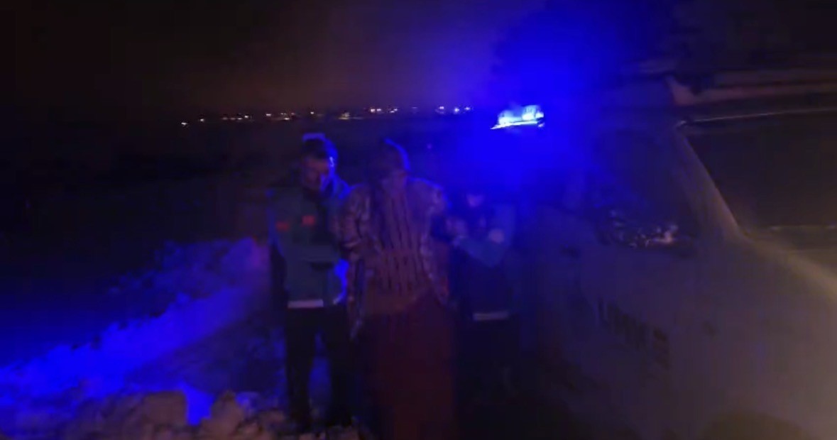 Doğum sancısı başlayan kadının imdadına karlı yolları aşan UMKE ekipleri yetişti
