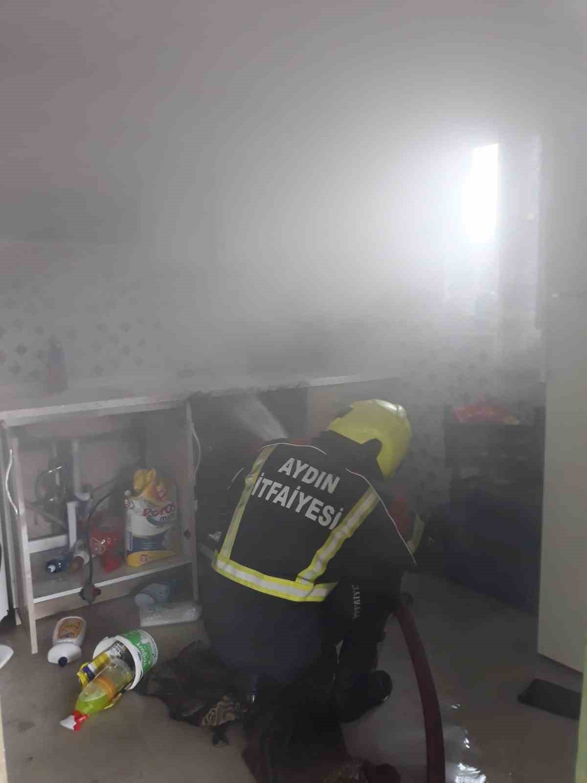 İtfaiyenin hızlı m&uuml;dahalesiyle alevler diğer odalara sı&ccedil;ramadan s&ouml;nd&uuml;r&uuml;ld&uuml;

