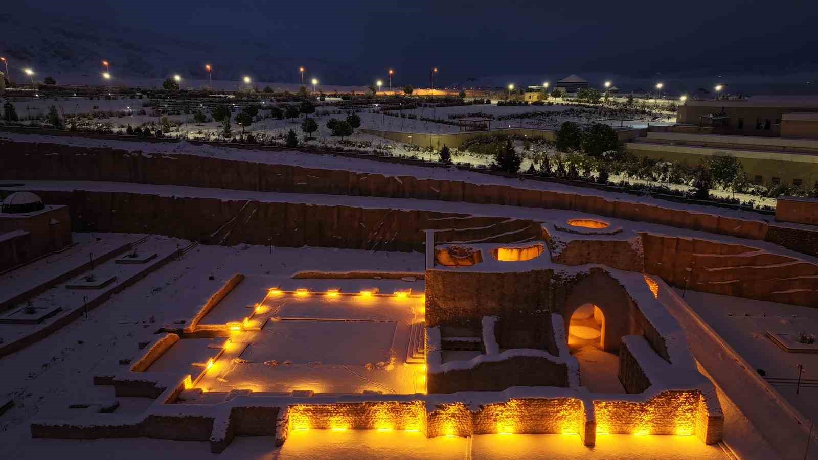 Tarihi Hasankeyf&rsquo;te kar manzaraları
