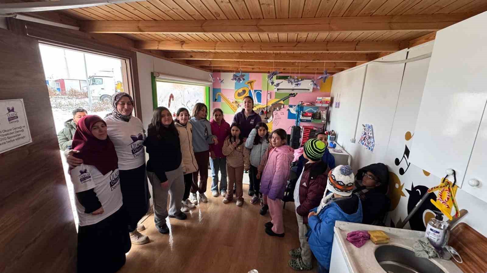 Türkiye’nin dört bir yanından gönderilen yılbaşı ikramlıkları öğrencilere ulaştırıldı