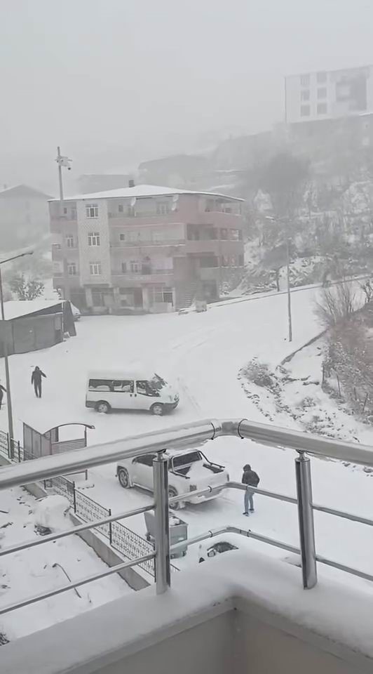 Kayarak &uuml;zerine gelen minib&uuml;s&uuml; g&ouml;rd&uuml;, manevrasıyla kazadan kurtuldu
