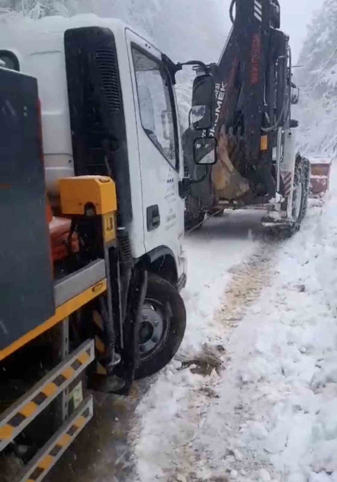 Elektrik arızası için gittikleri köyde mahsur kaldılar