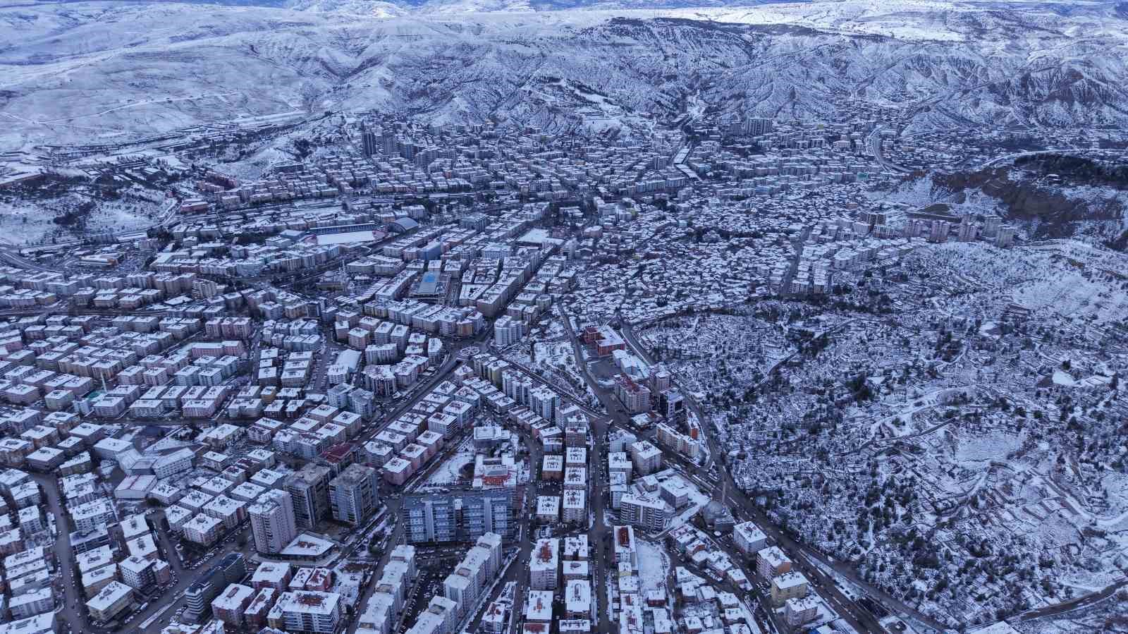 Beyaz &ouml;rt&uuml;yle kaplanan &Ccedil;ankırı havadan g&ouml;r&uuml;nt&uuml;lendi
