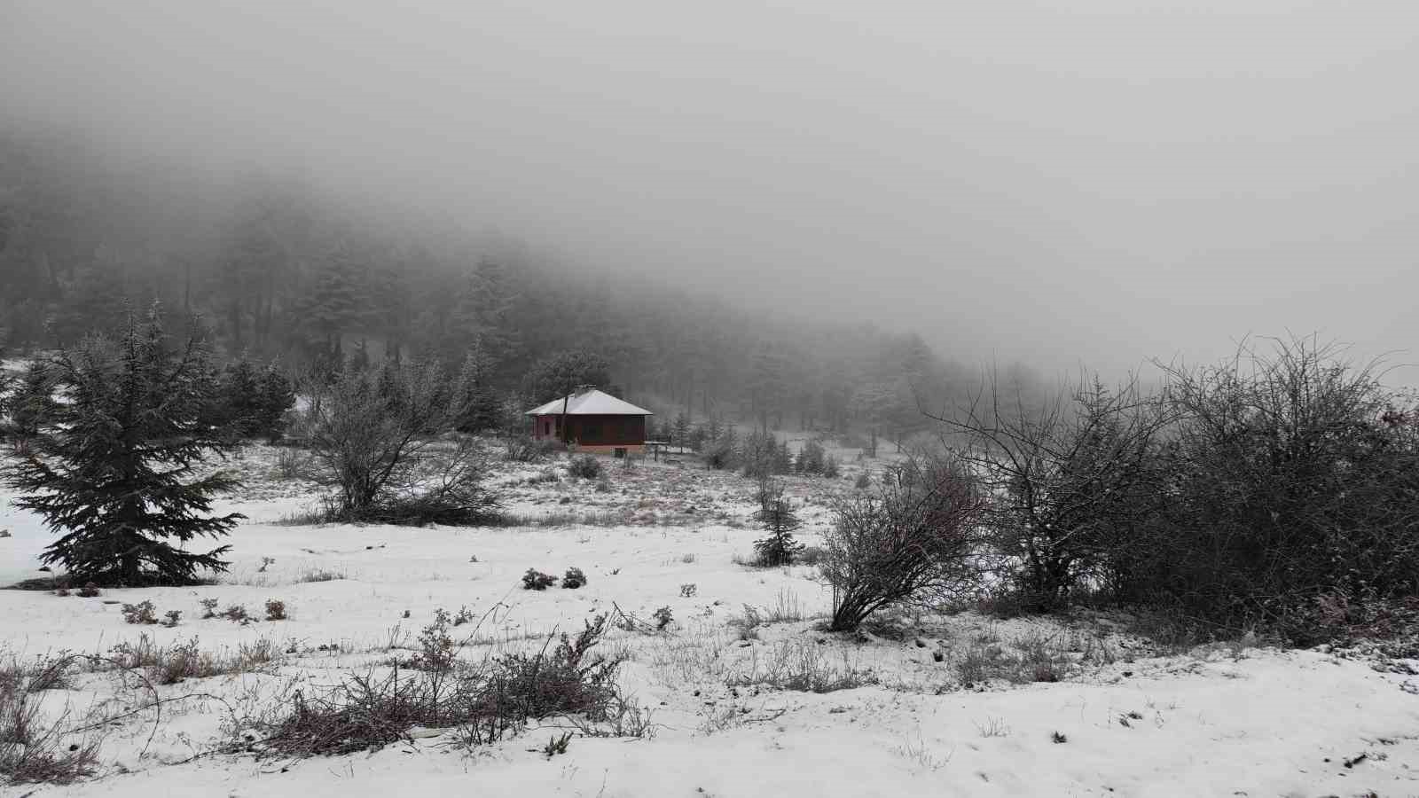 Manisa&rsquo;nın y&uuml;ksek kesimlerinde kartpostallık kar manzaraları
