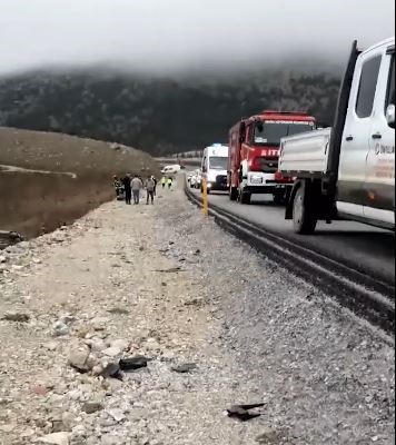 Karşı şeride geçen otomobil şarampole yuvarlandı