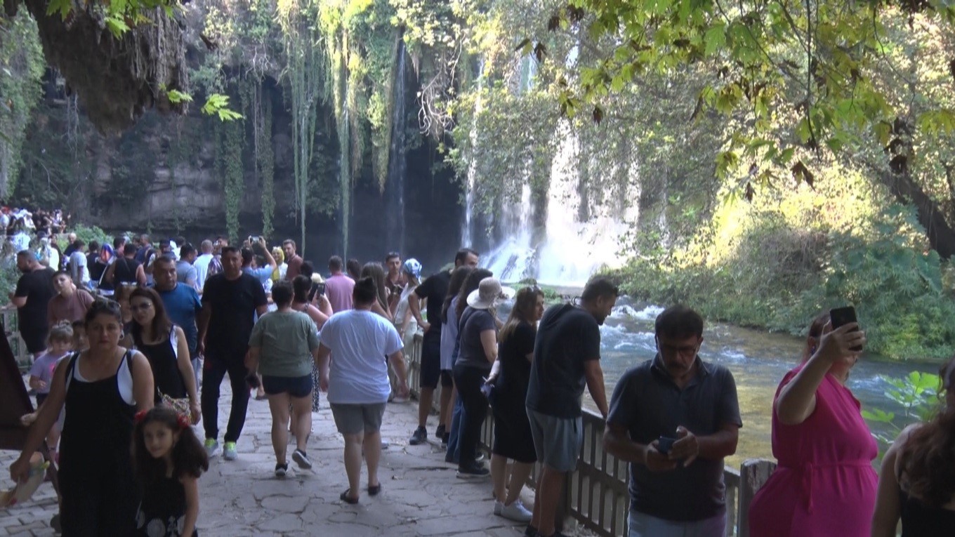 Antalya&rsquo;nın simgelerinden D&uuml;den Şelalesi, 2025&rsquo;te yaklaşık 900 bin ziyaret&ccedil;iyi ağırladı
