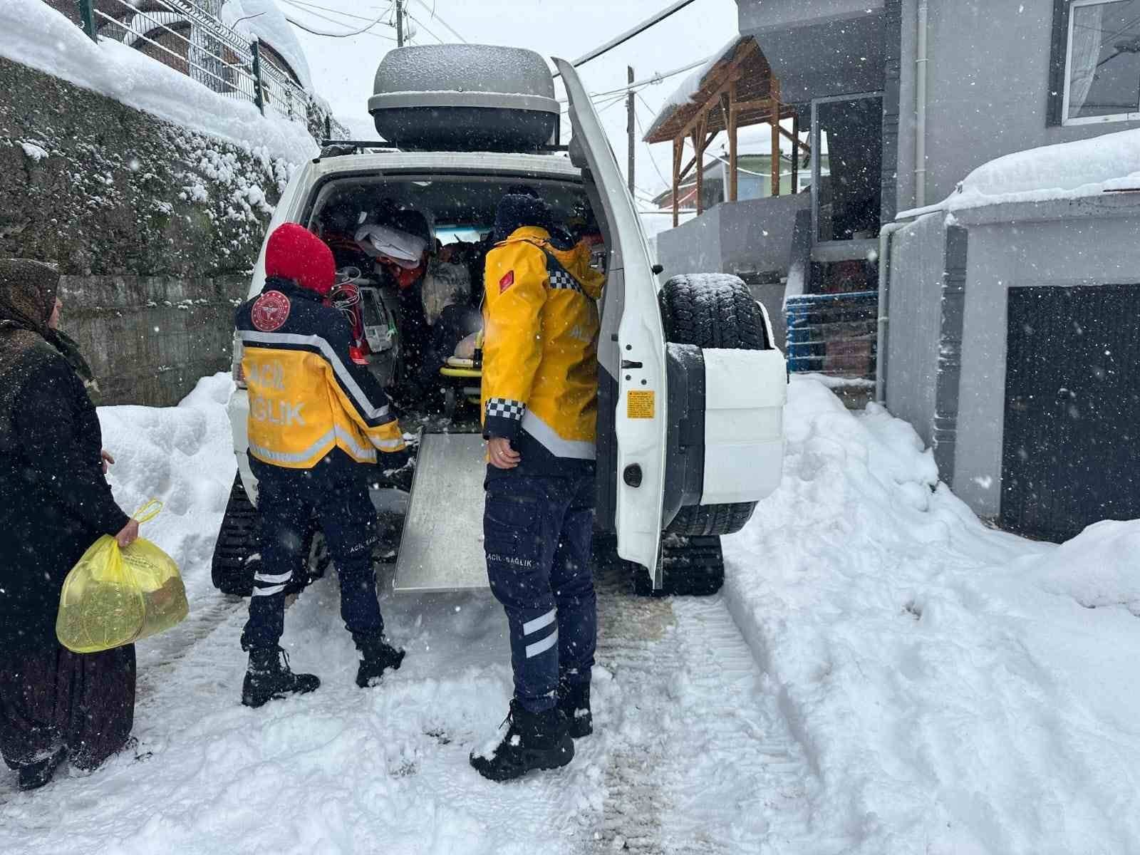 Yoğun kar yağışına rağmen Acil Sağlık ekipleri görev başında