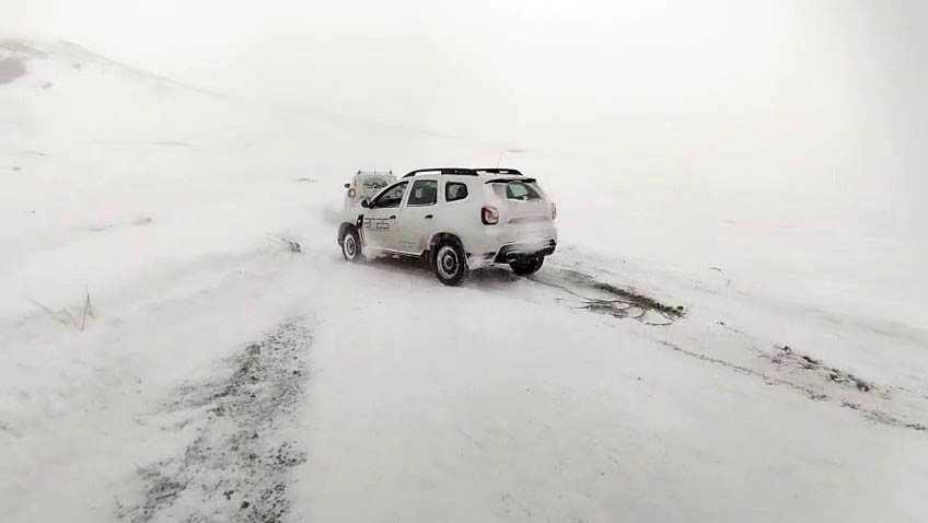 Erzurum’da kar ve tipi ulaşımı durma noktasına getirdi