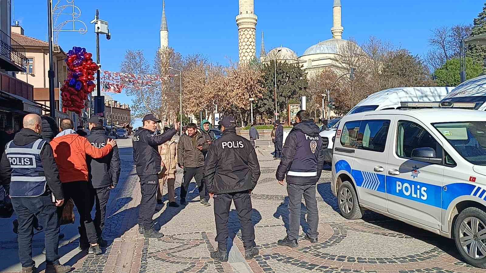 Edirne polisi işlek noktalarda g&uuml;venliği arttırdı
