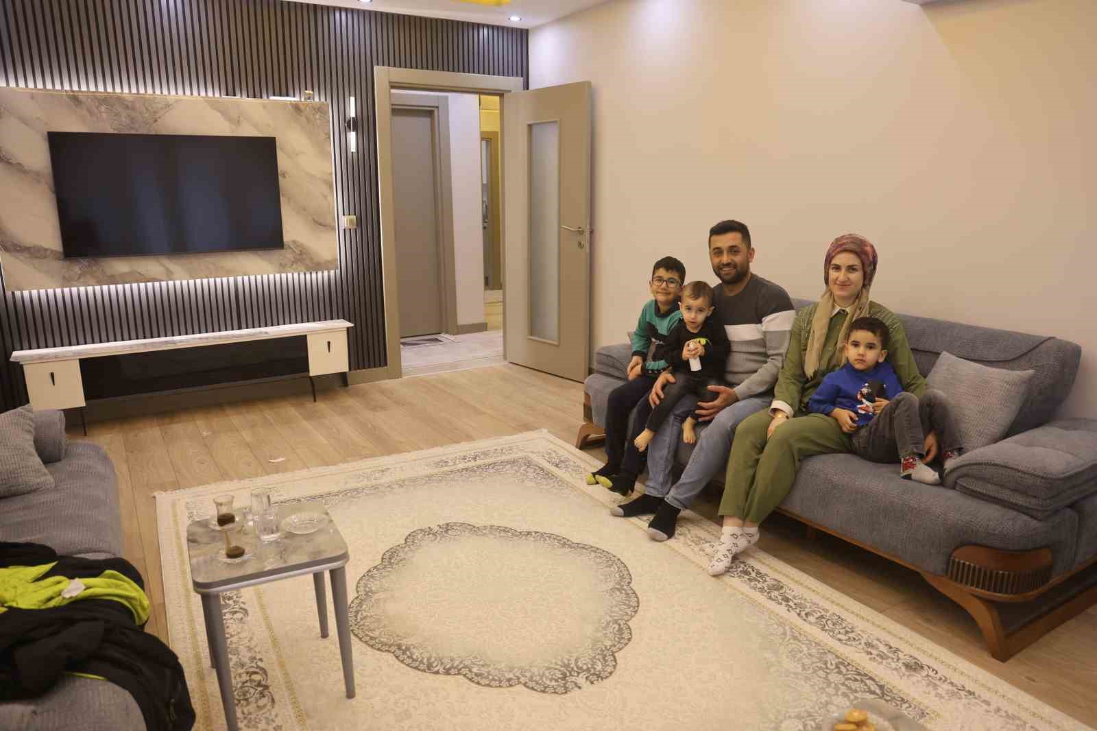 Depremde onlarca insana mezar olan 600 konutlarda yeni yuvalarına kavuşan vatandaşlar, 2026&rsquo;yı sıcak yuvalarında karşılıyor
