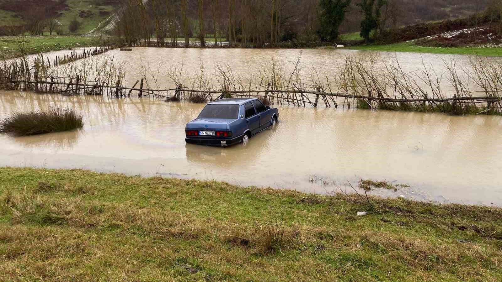 Sinop&rsquo;ta kontrolden &ccedil;ıkan otomobil su birikintisine d&uuml;şt&uuml;
