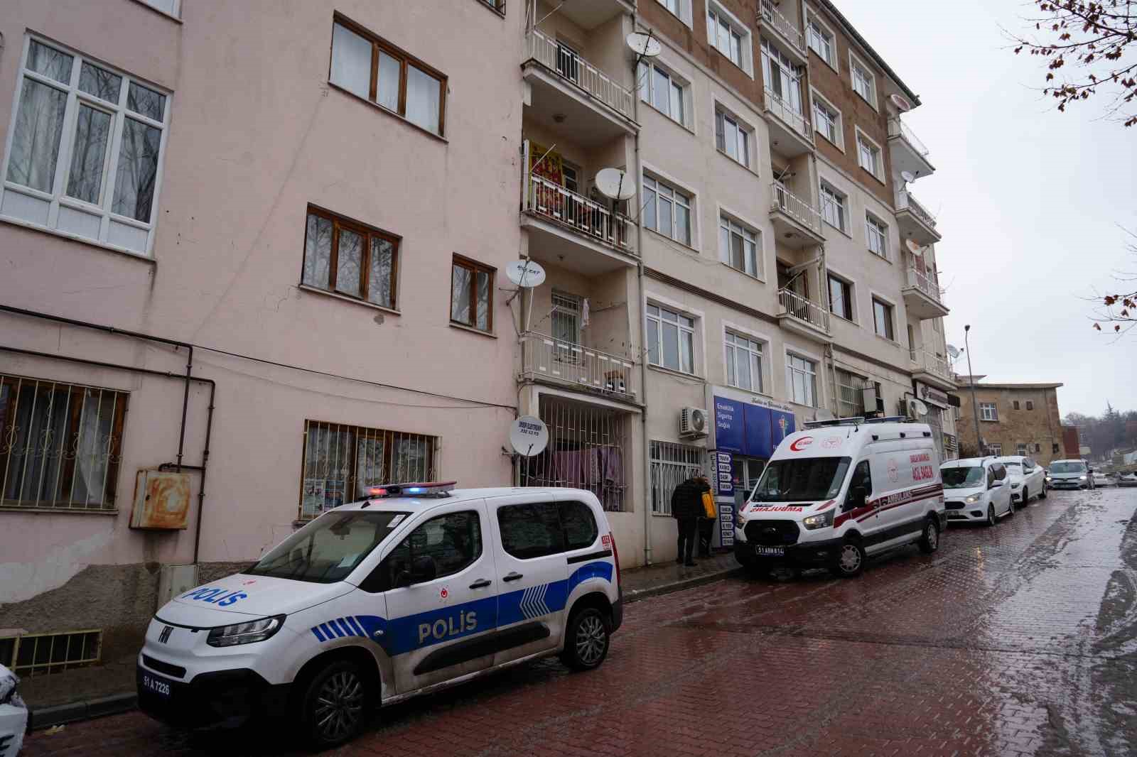 Niğde’de çift evlerinde ölü bulundu
