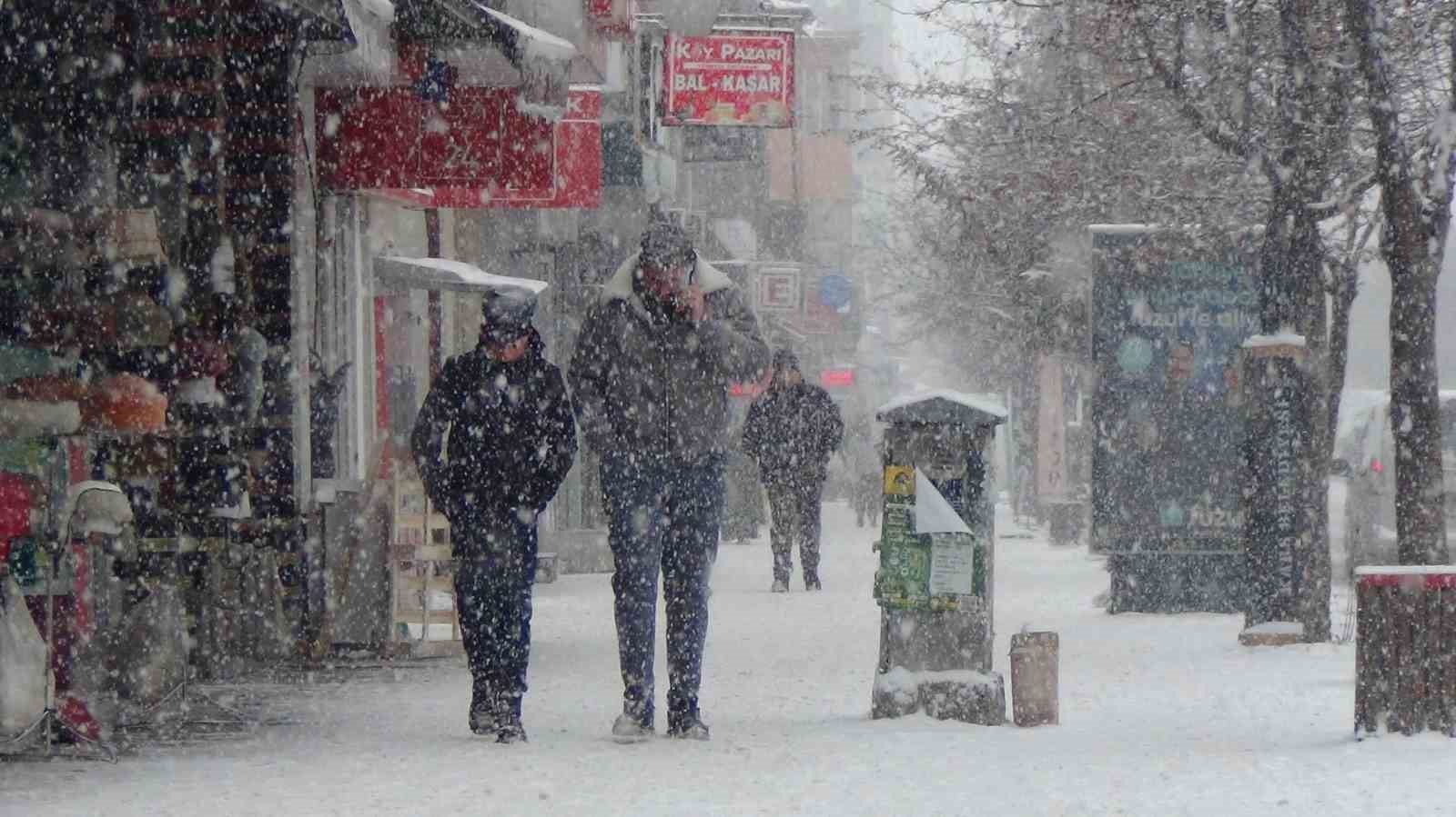 Kars&rsquo;ta yoğun kar yağışı: Vatandaşlar kar altında halay &ccedil;ekti
