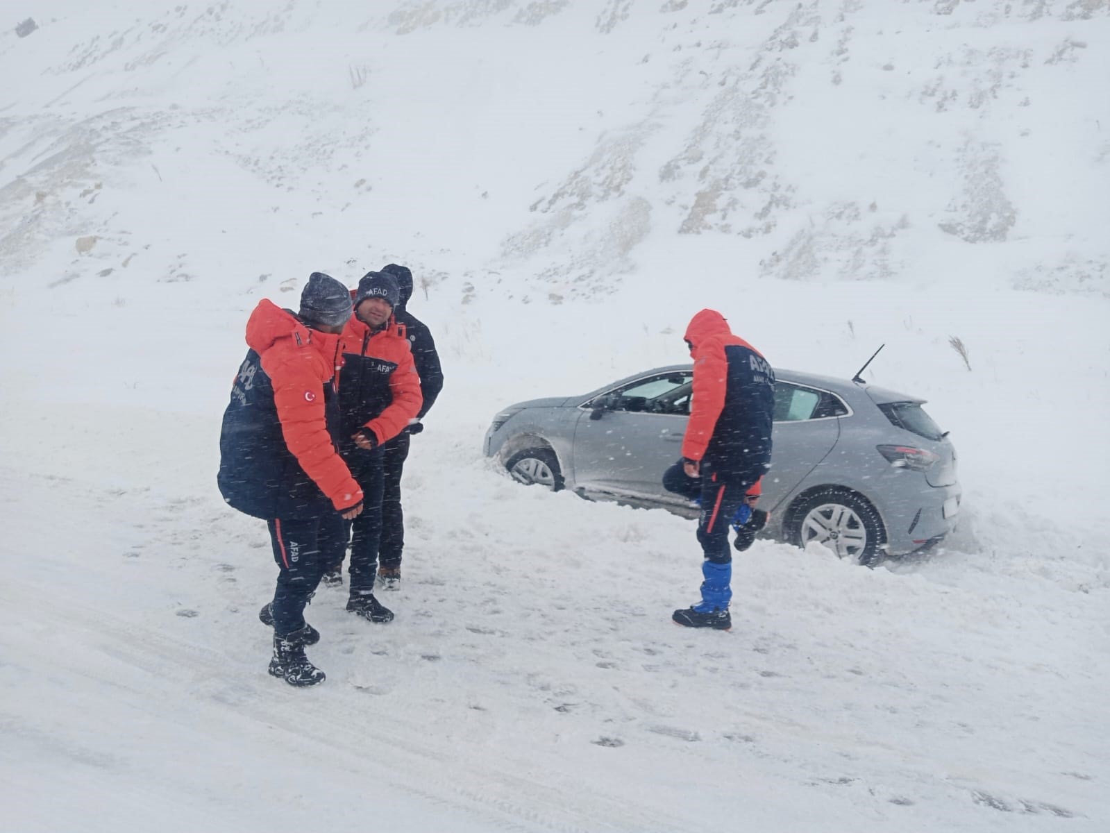 Kayseri’de AFAD ekipleri mahsur kalan araçlara yardıma koştu