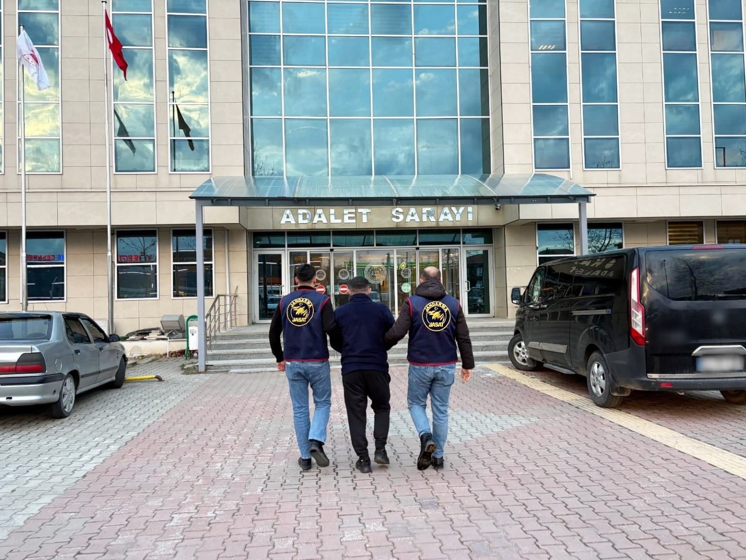 52 yıl kesinleşmiş hapsi olan şahıs Sakarya&rsquo;da yakalandı
