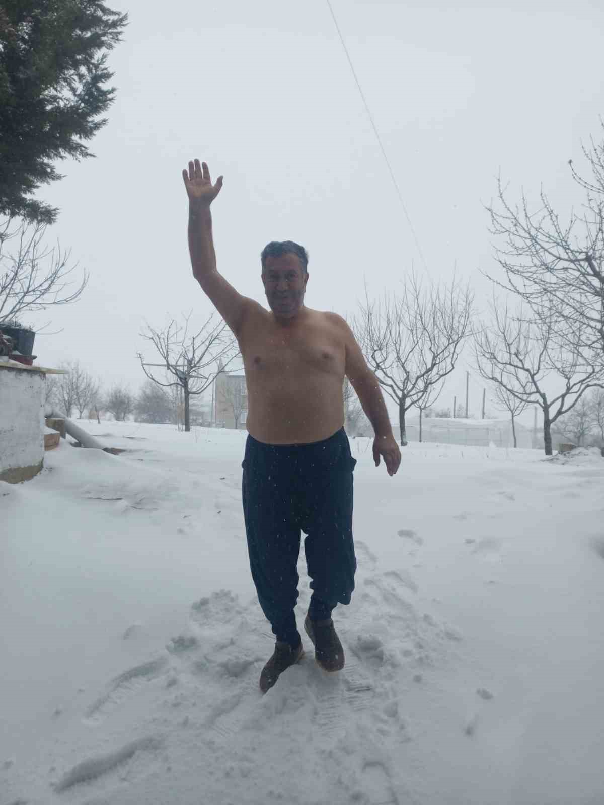 Kar sevinciyle üstsüz dışarı çıktı