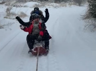 Malatya’da traktör arkasında karda ’sörf’