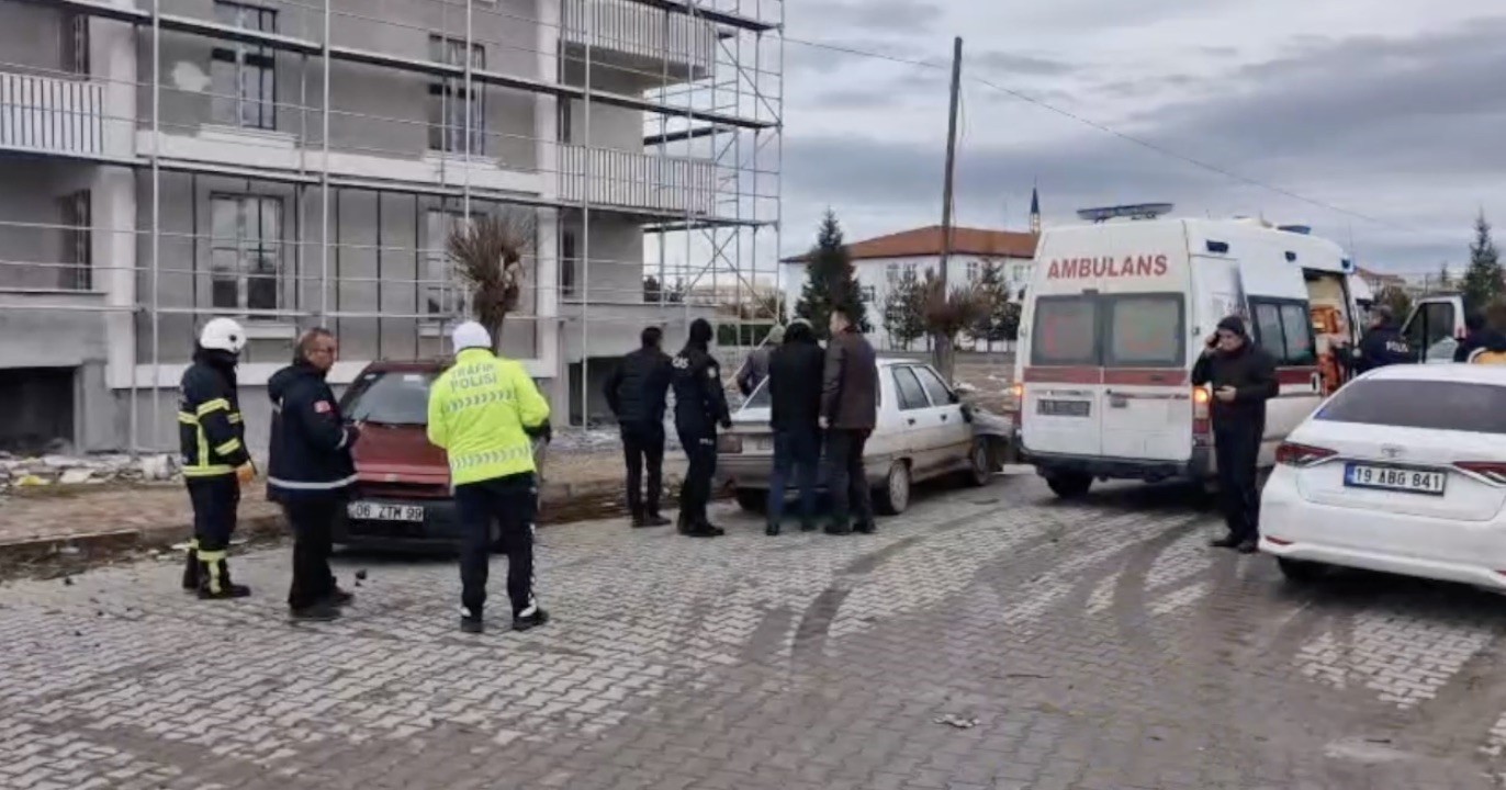 Çorum’da iki otomobil çarpıştı: 1 yaralı