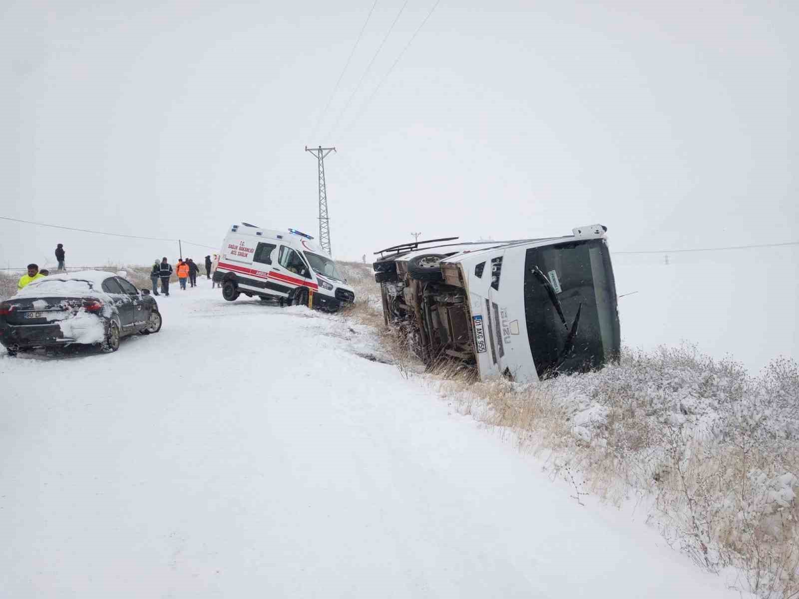 İşçi servisi devrildi, yardıma giden ambulans kara saplandı
