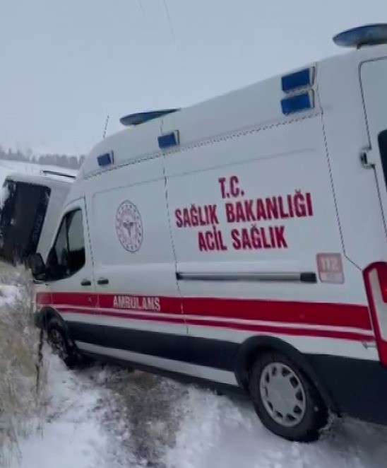 İşçi servisi devrildi, yardıma giden ambulans kara saplandı