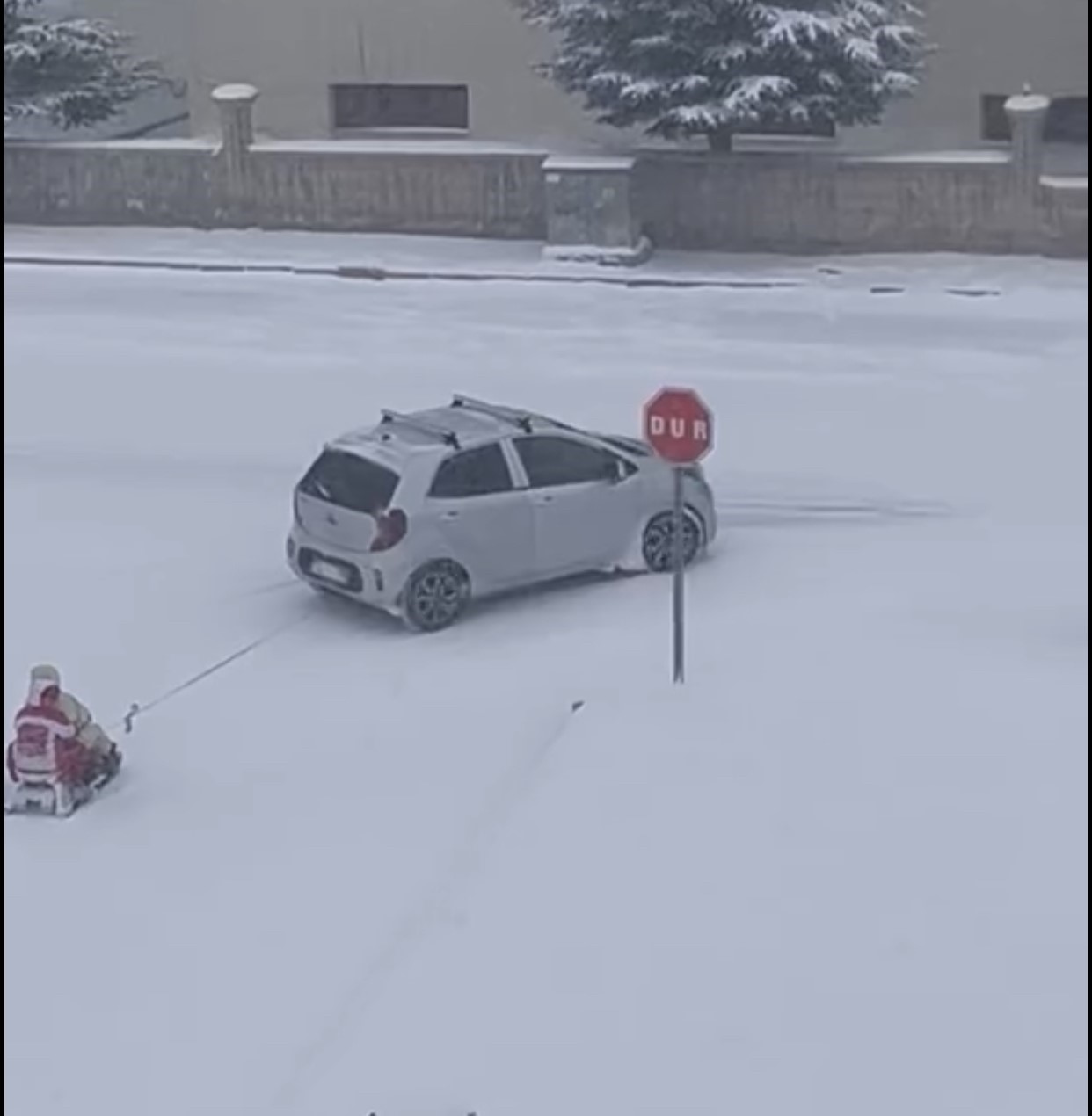 Kızağı araca bağlayıp &ccedil;ektiler, tehlikeli eğlence kameraya yansıdı

