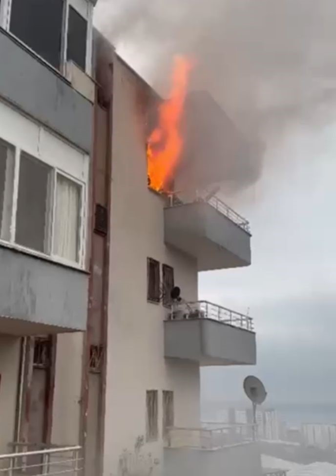 Mersin&rsquo;de ev yangını alevler pencereden &ccedil;ıktı

