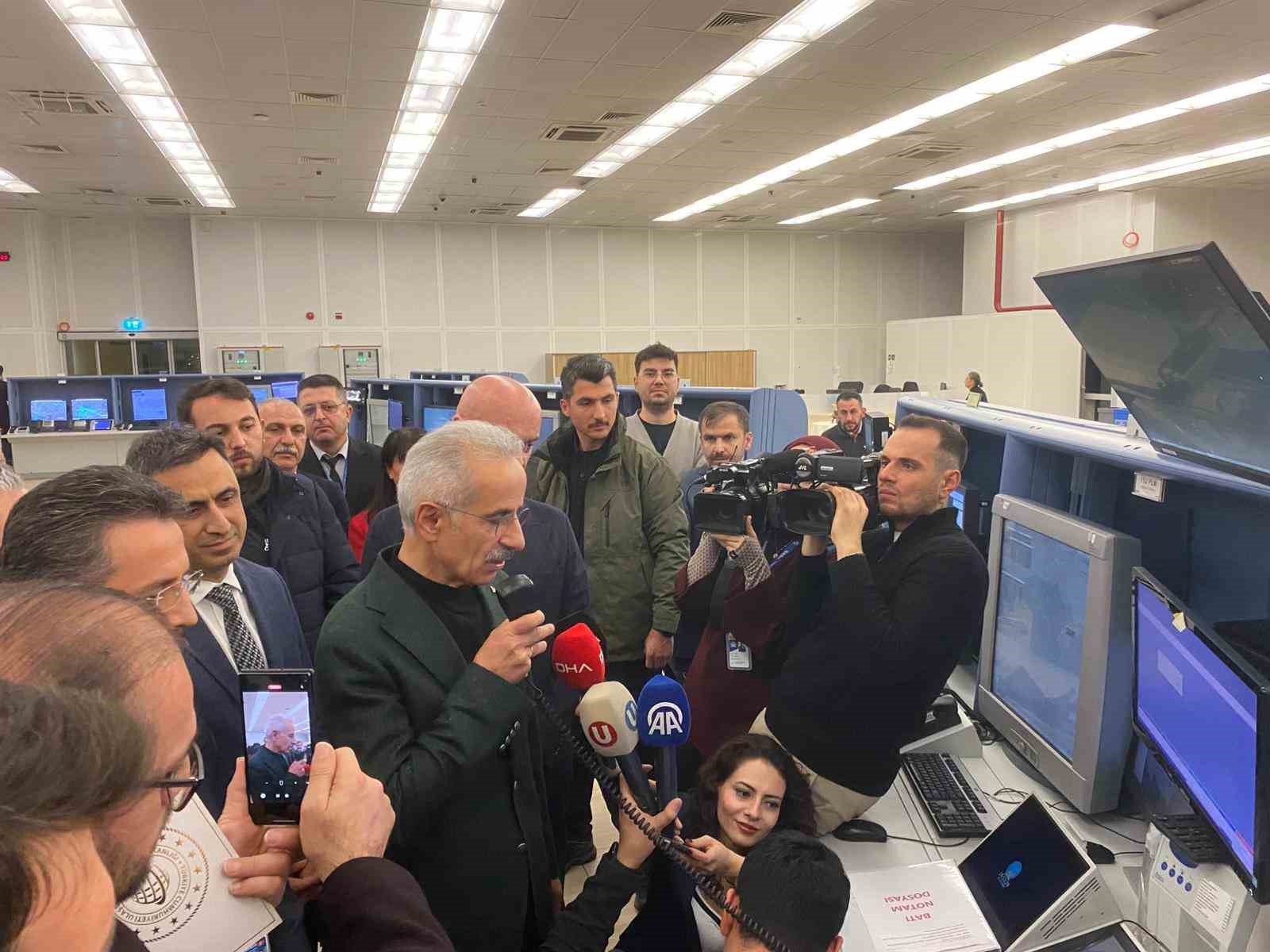 Bakan Uraloğlu: "2025 yılında üst üste 6 kez toplam trafik, 8 kez transit uçuş rekoru kırdık"