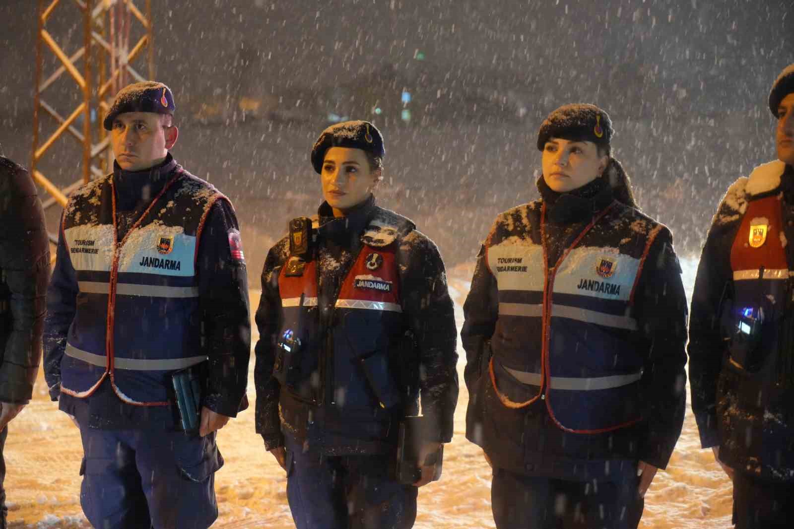 Muş&rsquo;ta yeni yıl mesaisi: Vali &Ccedil;akır sahadaki ekipleri ziyaret etti
