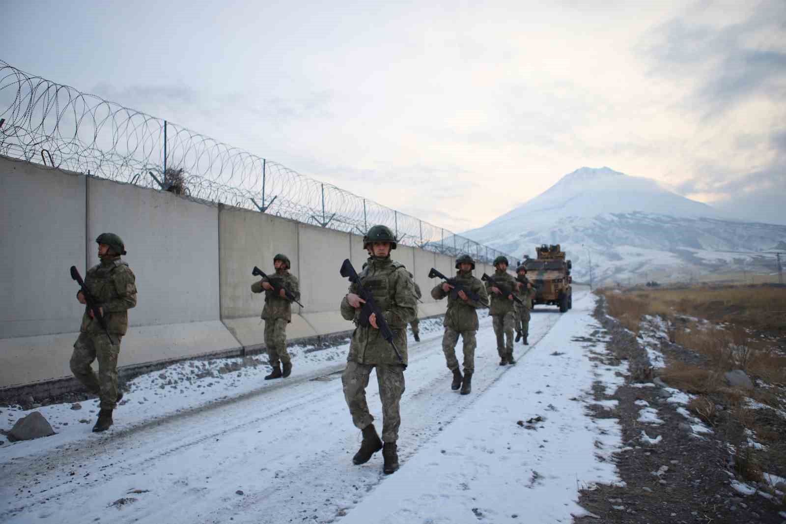 Ağrı Dağı eteklerinde g&ouml;rev yapan Mehmet&ccedil;ik yeni yıla vatan n&ouml;betinde girdi
