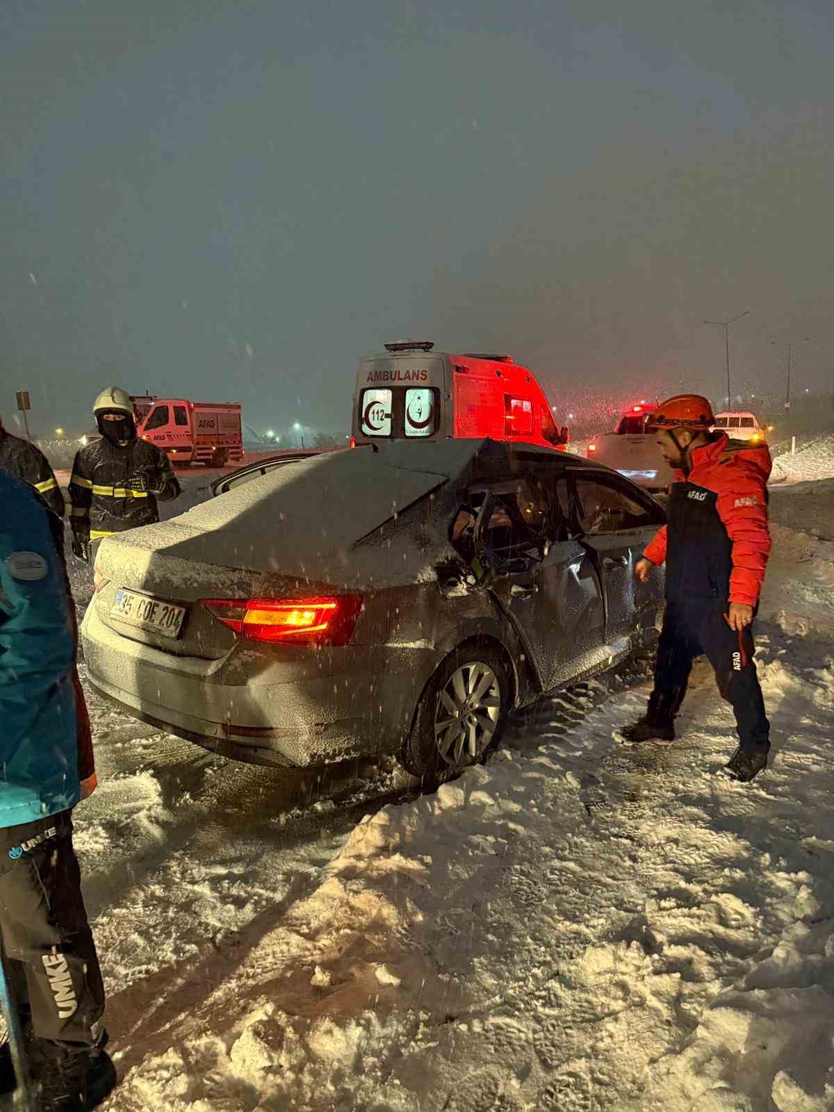 Siirt&rsquo;te yol &ccedil;alışması yapan ara&ccedil; ile otomobil &ccedil;arpıştı: 1 &ouml;l&uuml;, 4 yaralı
