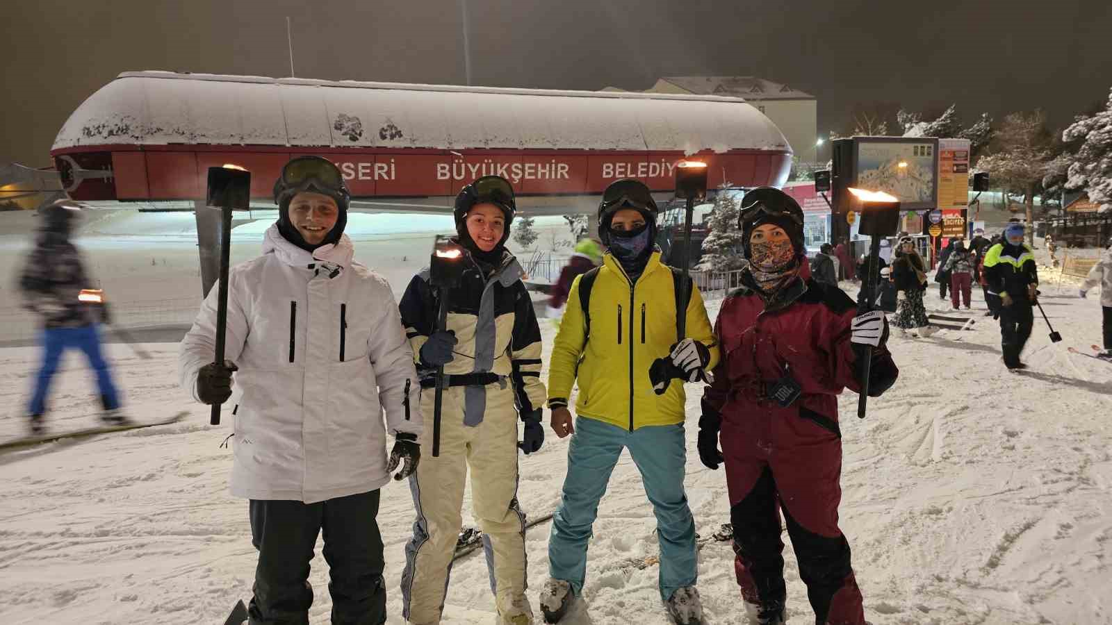 Erciyes&rsquo;te meşaleli kayak
