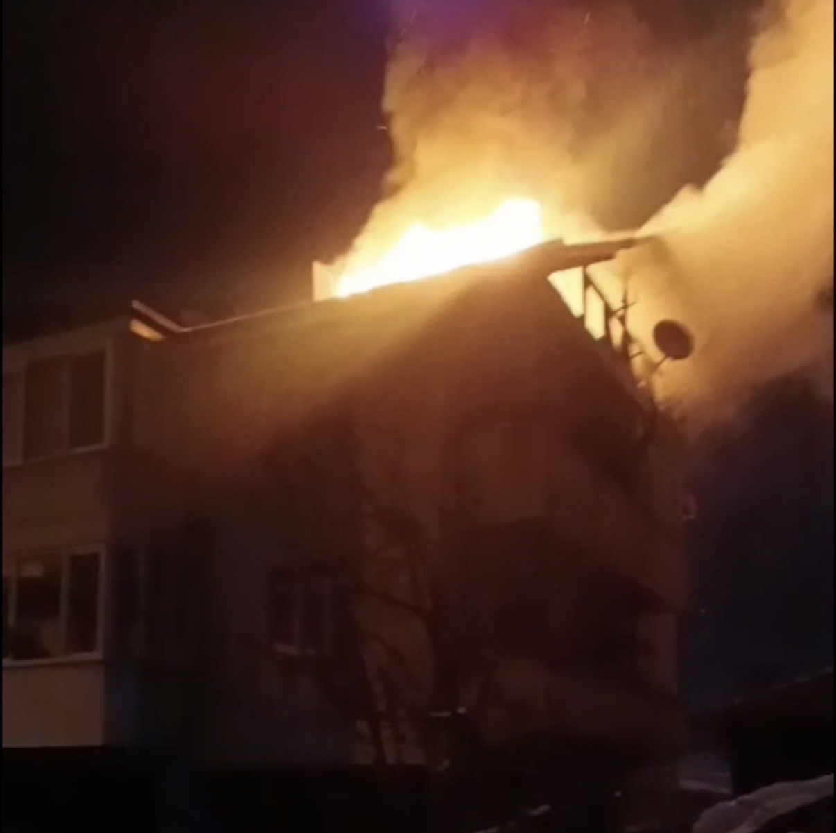 Düzce’de 3 katlı binanın çatısı alev alev yandı