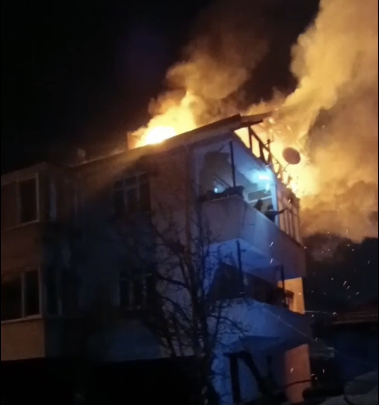 Düzce’de 3 katlı binanın çatısı alev alev yandı