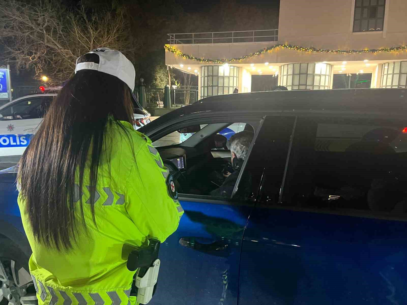 İzmir&rsquo;de yeni yıl mesaisi: 13 bin personel sahada
