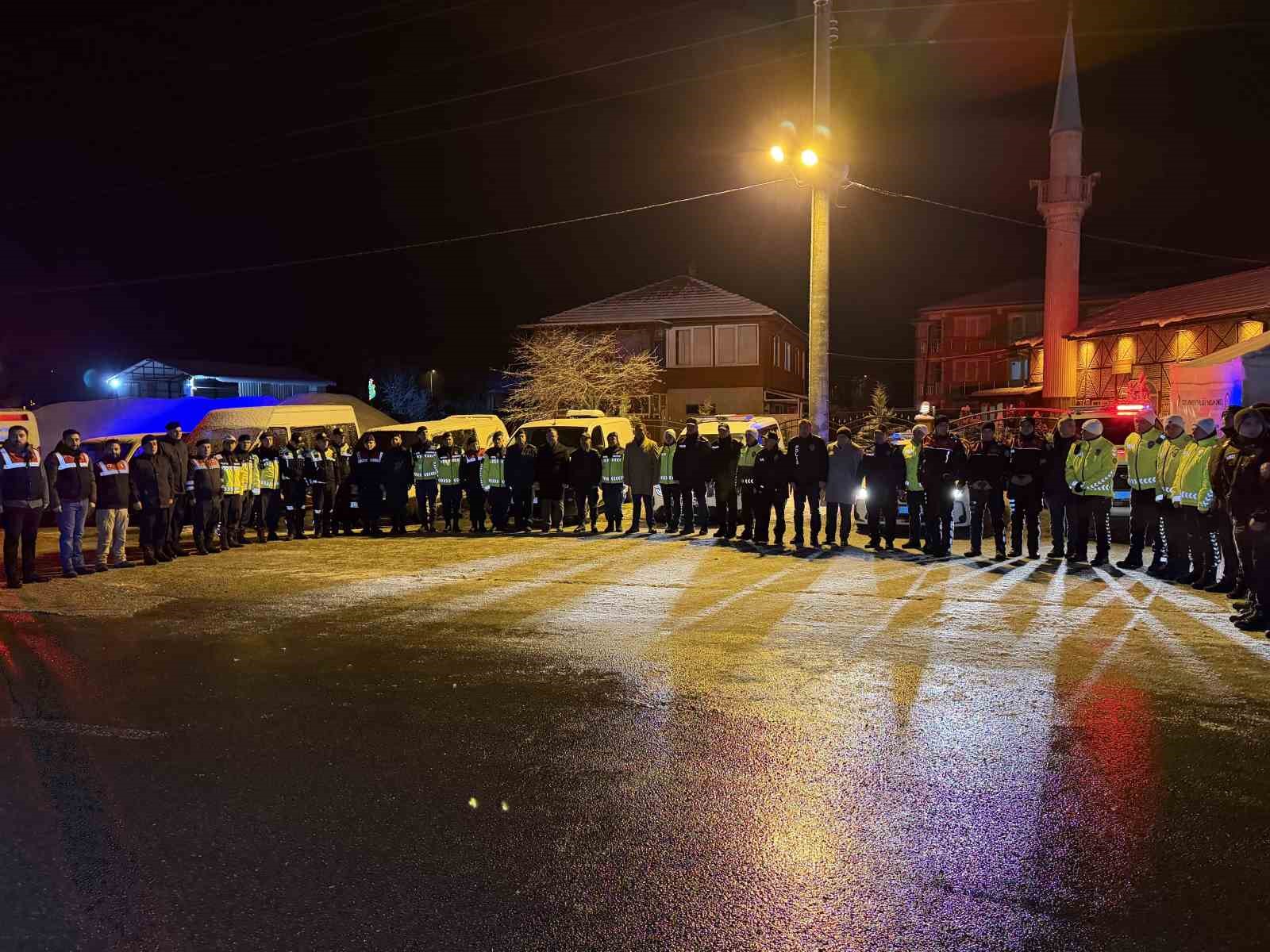 D&uuml;zce Valisi Aslan: "T&uuml;m ekiplerimiz ile sahadayız"
